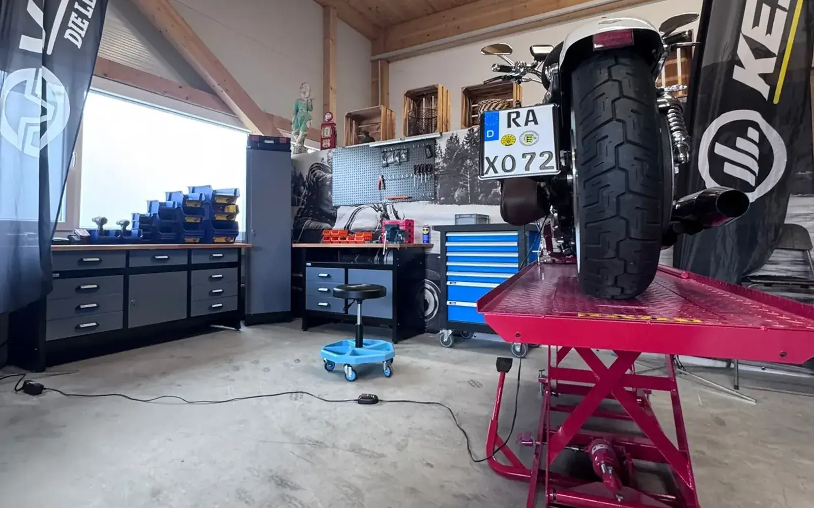 Werkstatt mit Motorradhebebühne
