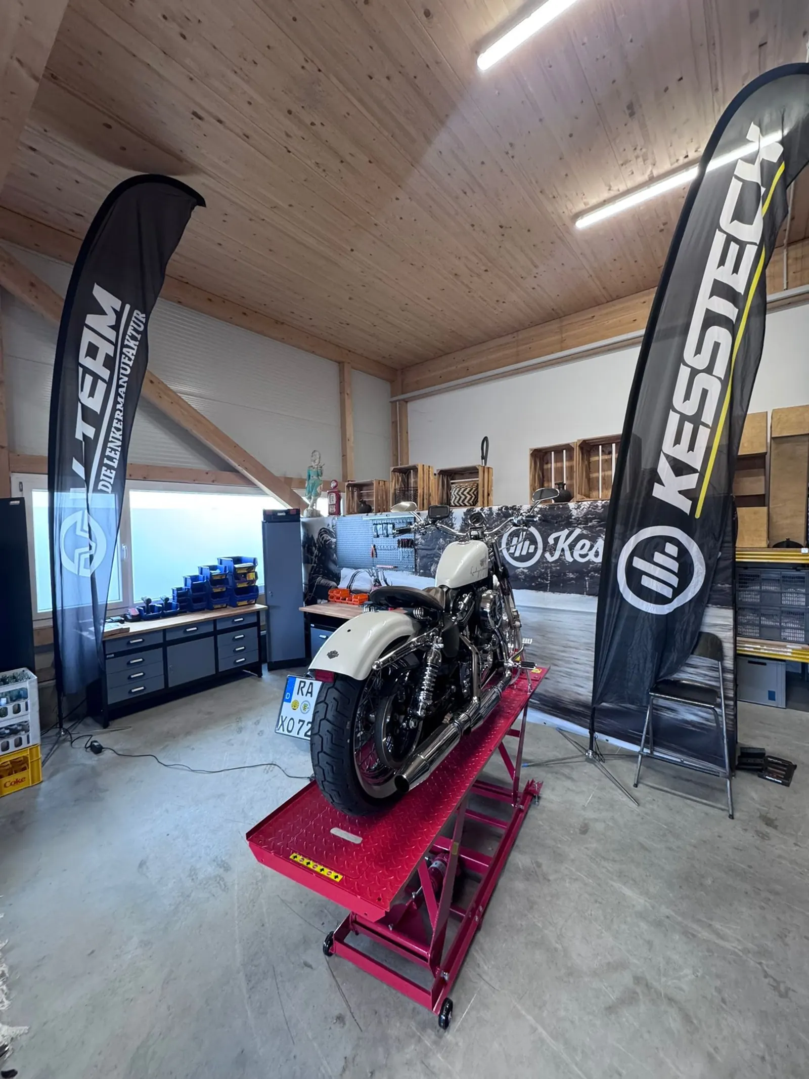 Motorrad auf der Hebebühne