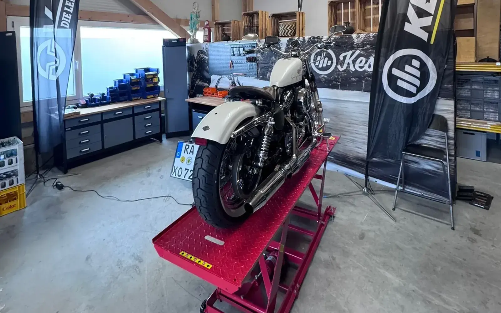 Motorrad auf der Hebebühne