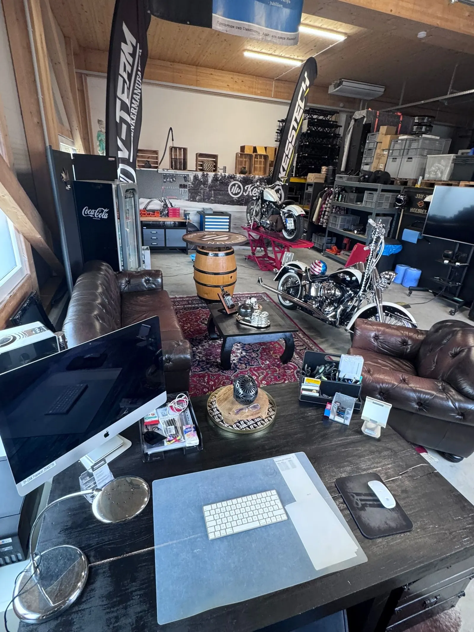 Unsere Halle mit Hebebühnen, Lounge und Arbeitsplatz