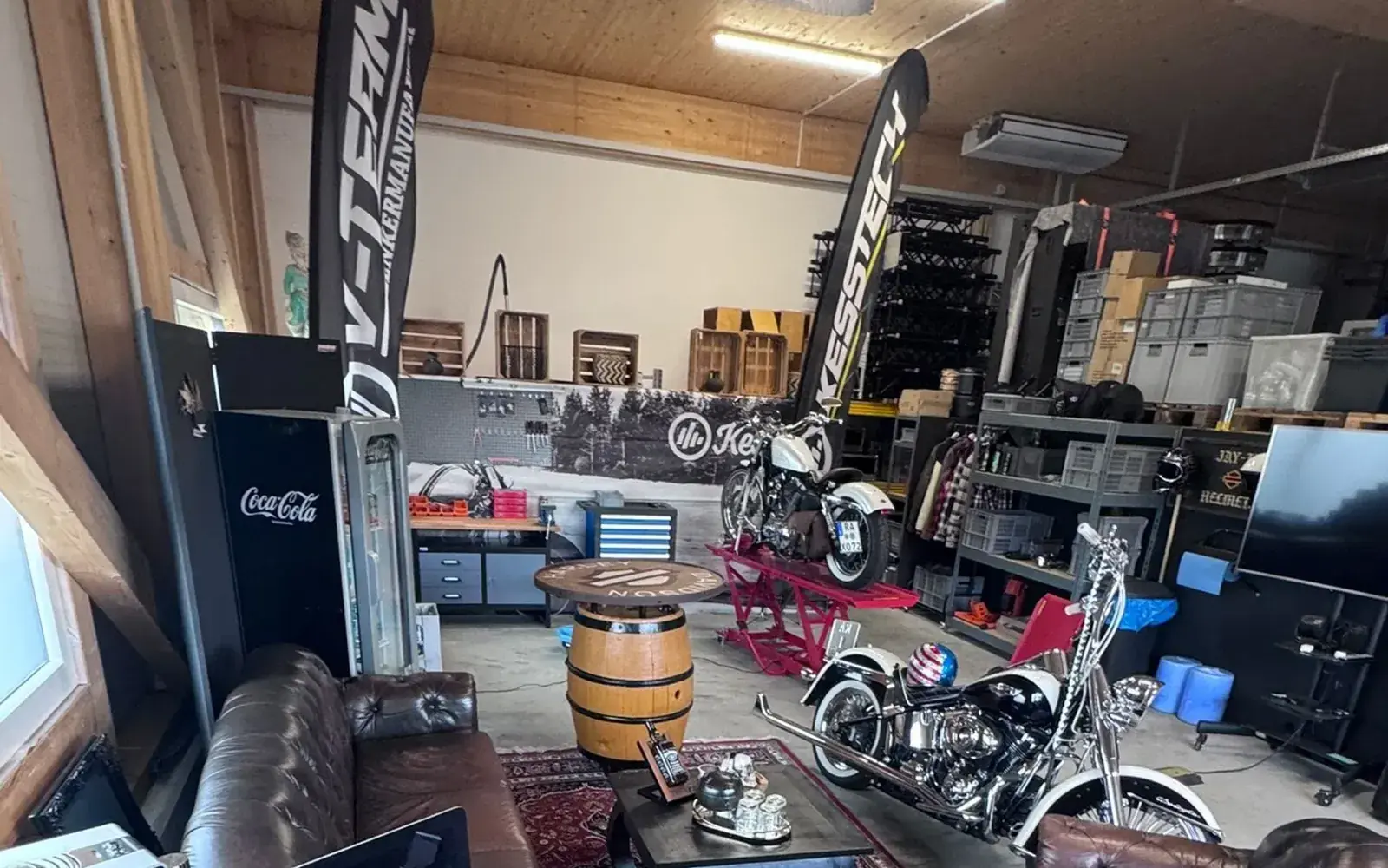 Unsere Halle mit Hebebühnen, Lounge und Arbeitsplatz