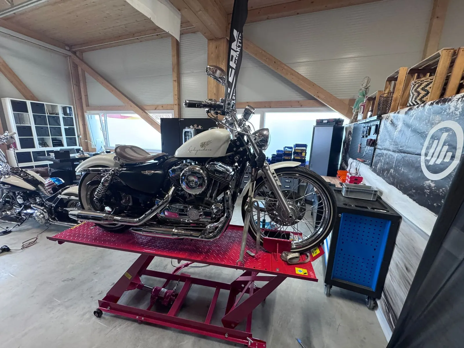 Harley-Davidson Sportster auf der Hebebühne in unserer Halle